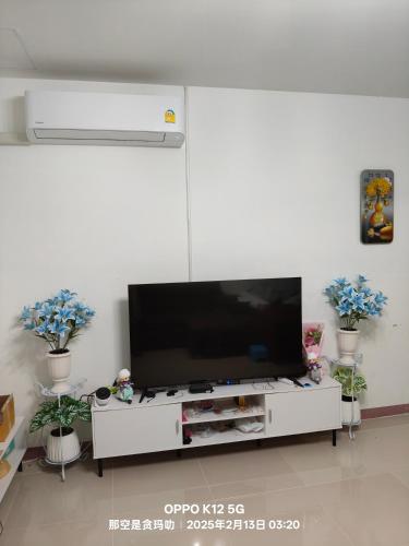 TV a/nebo společenská místnost v ubytování Cozy Holiday Home-T