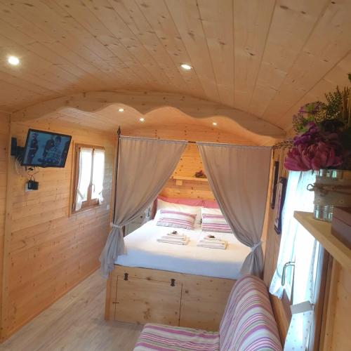 ein kleines Schlafzimmer in einem Minihaus in der Unterkunft La diligenza in Tagliolo Monferrato