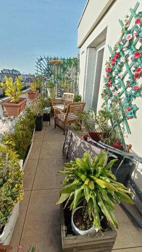un balcon rempli de nombreuses plantes en pot dans l'établissement Top Floor Appartement & Terrace with view, à Paris
