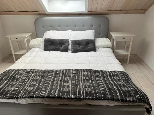 ein großes weißes Bett mit zwei Nachttischen in einem Schlafzimmer in der Unterkunft Serene Loft Retreat in Münster