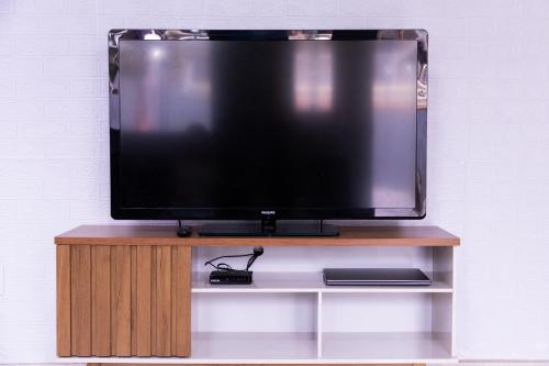 Televisyen dan/atau pusat hiburan di Casa em Cabo frio, com quintal privado e área gourmet