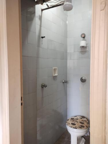 a bathroom with a shower with a toilet and a sink at Vagas Carnaval AP no Centro de BH in Belo Horizonte