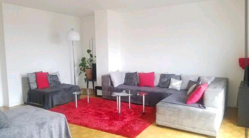 - un salon avec deux canapés et un tapis rouge dans l'établissement Top Floor Appartement & Terrace with view, à Paris