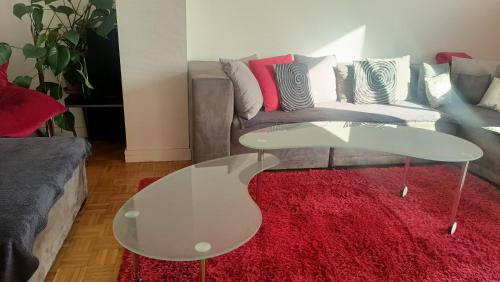 un salon avec une table blanche et un canapé dans l'établissement Top Floor Appartement & Terrace with view, à Paris