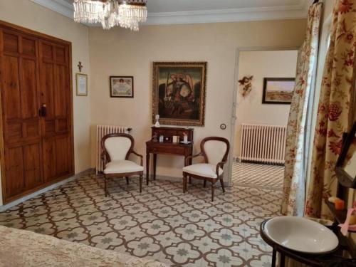 a room with two chairs and a table and a door at El Granero de Manzanares in Manzanares