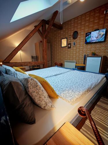 Una cama o camas en una habitación de Guest House Relić
