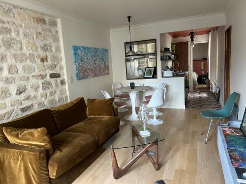 un salon avec un canapé et une table dans l'établissement Appartement standing au cœur du 11 ème arrondissement de Paris, à Paris