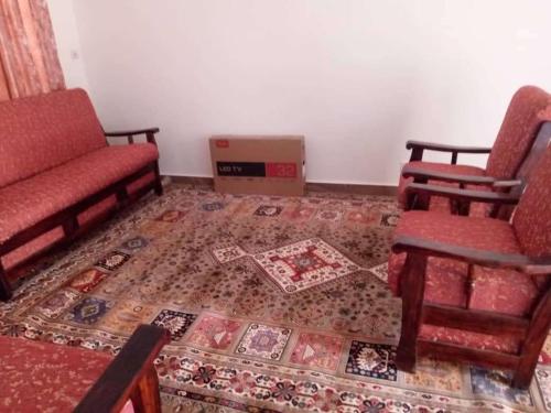 a living room with two chairs and a couch at Globe trotter vision D in Cotonou