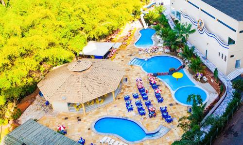 Una vista aérea de una piscina en un resort. en Golden Dolphin Grand Hotel piscinas 24h, en Caldas Novas