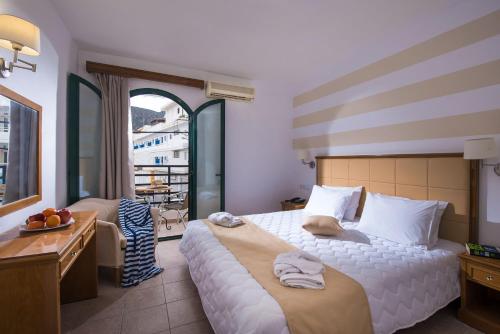 En eller flere senge i et værelse på Pela Maria Hotel