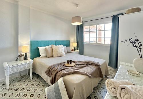 Un dormitorio con una cama grande y una ventana. en Alda apartment, en Los Cristianos