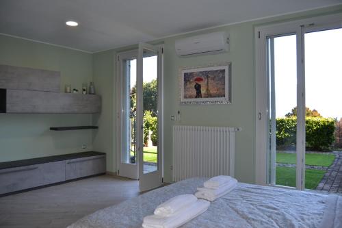 Ein Bett oder Betten in einem Zimmer der Unterkunft Menaggio Lake View - Villetta con vista!