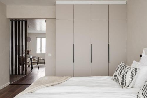 a bedroom with a large white bed and a table at Borg Itsenäisyydenkatu, Centre Spacious 2-Room Apt, King Bed, Free Parking & Wifi in Pori