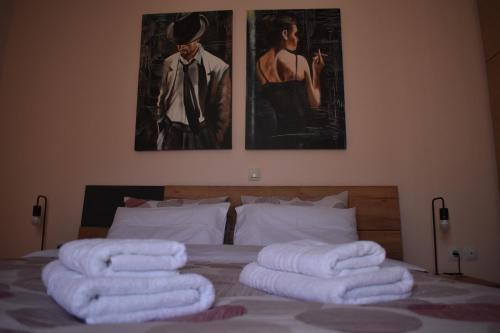 Una cama con tres pilas de toallas. en Christina's Apartment, en Nauplia