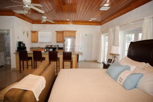 Ένα ή περισσότερα κρεβάτια σε δωμάτιο στο Tangerine Sunsets Satsuma One