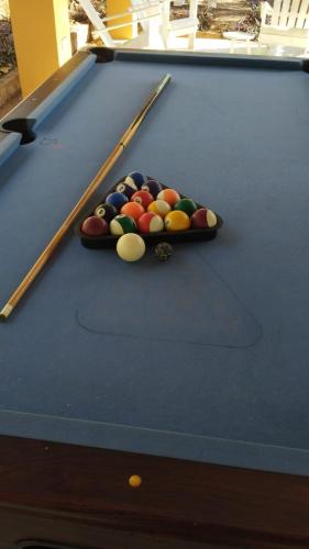 a pool table with balls and cues on it at Villa jr 2 Cerca del Peñon de Guacalillo, tarcoles in Tivives