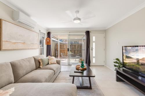 Televisyen dan/atau pusat hiburan di Modern & Convenient Living!