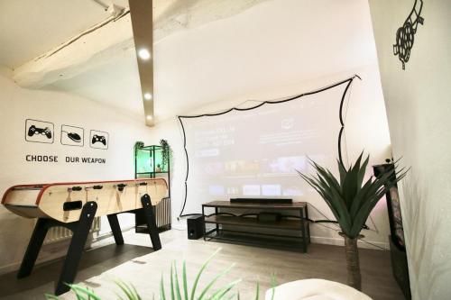 Cette chambre dispose d'une table de ping-pong et d'un écran. dans l'établissement L'étoile Rouennaise, à Amfreville-la-Mi-Voie