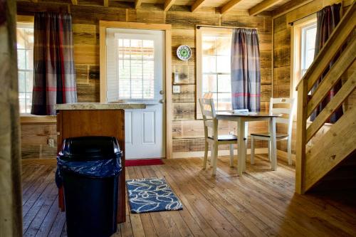 una piccola camera con tavolo e sala da pranzo di Wanee Lake Golf & RV Resort ad Ashburn