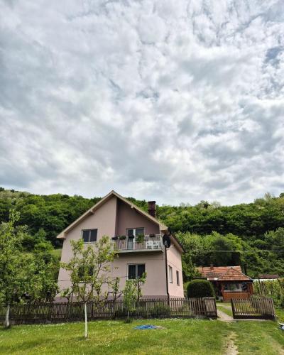 una casa con un balcón encima en Apartman Gavro, en Bajina Bašta