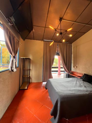 ein Schlafzimmer mit einem Bett und einem Fenster in der Unterkunft Sampaz in Tepoztlán