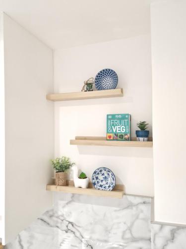 a room with white walls and shelves with plants at Apartment Near Wembley Stadium Heathrow London Barnet Luton Airport Hendon Middlesex University - FREE Parking & WiFi - Work Contractors & Tourists Welcome in Edgware