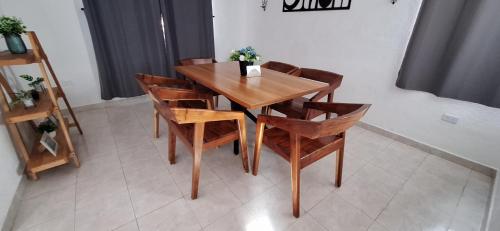 a wooden table and chairs in a room at Casa el conquistador/ExcelenteUbicación/2Hab/Wifi in Mérida