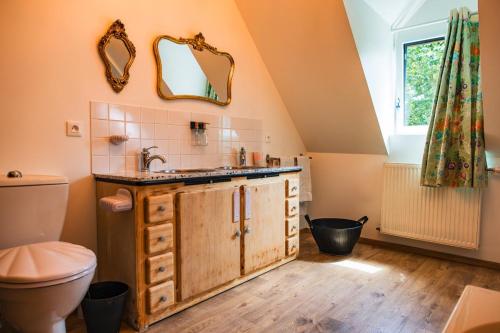 a bathroom with a sink and a toilet at Chambre dHôtes JARDIN DE SEL dans Ecolodge ENTRE MER & CAMPAGNE in Octeville-sur-Mer