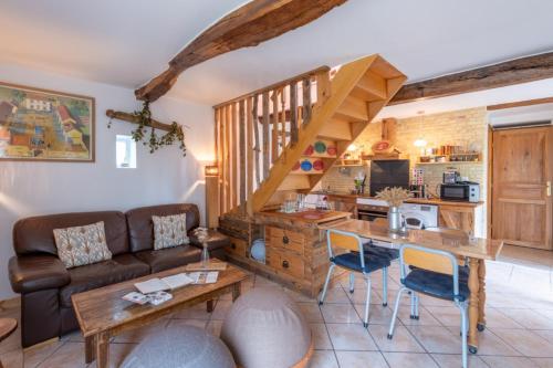 un salon avec un canapé et une table dans l'établissement Maison d'hôtes 