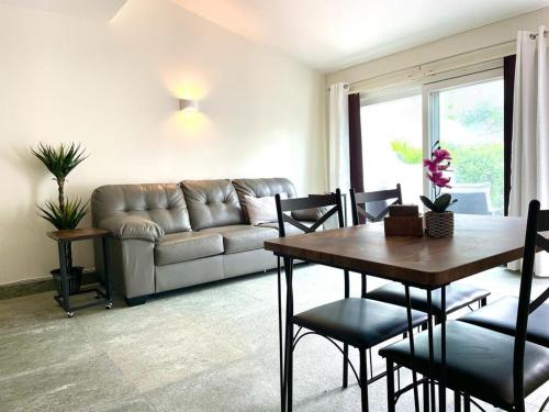 ナッソーにあるTangerine Sunsets Milanのソファとテーブルと椅子のあるリビングルーム