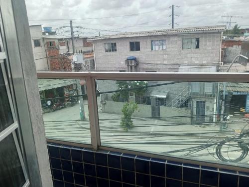 ein offenes Fenster mit Blick auf ein Gebäude in der Unterkunft Carnaval recife kitnet com hidromassagem in Recife