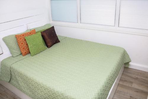 Llit o llits en una habitació de Tangerine Sunsets Mandarin