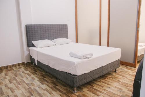 ein Bett mit zwei Kissen darauf in einem Zimmer in der Unterkunft Charm & Confort - Tarapoto - Peru in Tarapoto