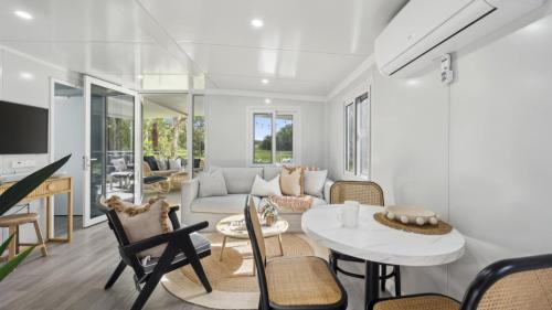 Ruang duduk di Leo's Beach Hideaway - Stylish Tiny Home