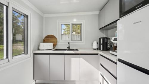 Una cocina o zona de cocina en Leo's Beach Hideaway - Stylish Tiny Home