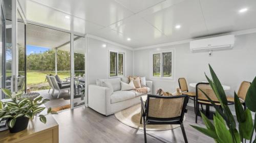 Zona de estar de Leo's Beach Hideaway - Stylish Tiny Home
