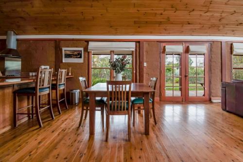 Телевизор и/или развлекательный центр в Little Bunda Cottage - Charming Mudbrick Stay