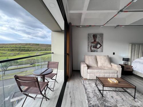 a living room with a couch and a table at Lujosa suit cerca del aeropuerto in Pereira