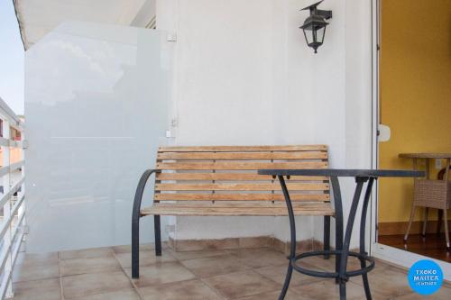 a wooden bench and a table in a room at Txoko Maitea Pentsioa in Urnieta
