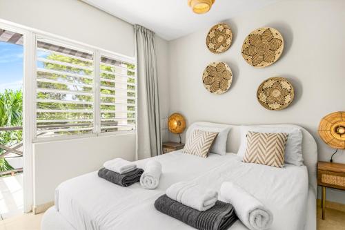 Llit o llits en una habitació de Bliss Sunset Apartment