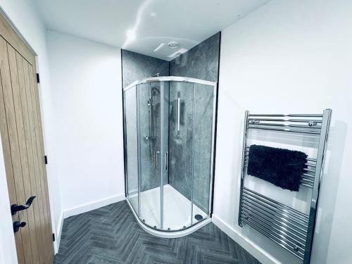una cabina doccia in un bagno con porta in vetro di Oaktree Cottage - 3 Bedrooms - Sleeps 6 a Frizington