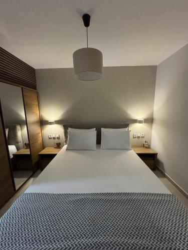 Postel nebo postele na pokoji v ubytování Downtown Nest
