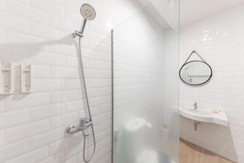 Koupelna v ubytování Sans Hotel Bobosini Malang by RedDoorz