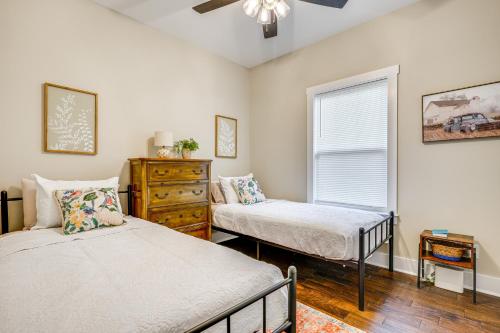 une chambre avec deux lits et une fenêtre dans l'établissement Near Parks and Lakes Family-Friendly Cleveland Home, à Cleveland