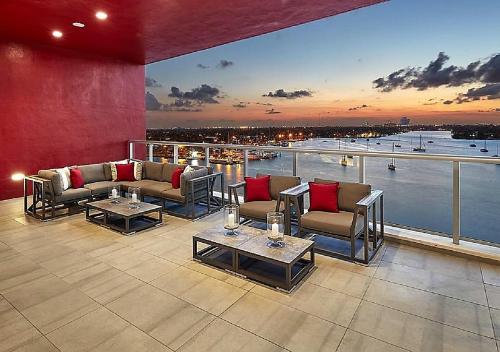 Χώρος καθιστικού στο Splendid apartment for 4 pax partial view of the beach in Hollywood M