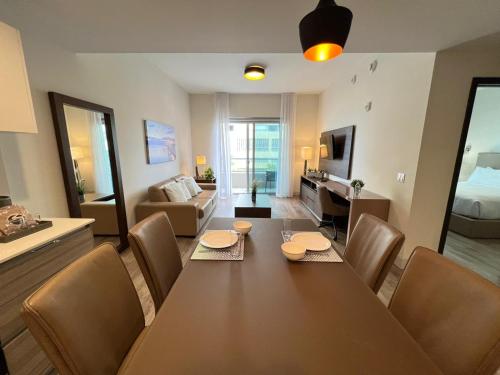 Μια τηλεόραση ή/και κέντρο ψυχαγωγίας στο Splendid apartment for 4 pax partial view of the beach in Hollywood M