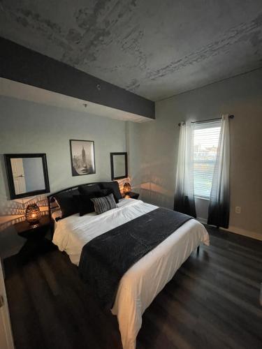Ένα ή περισσότερα κρεβάτια σε δωμάτιο στο Chic City Apartment with parking Canal View RoofDeck