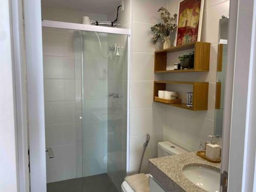 um banheiro com chuveiro, vaso sanitário e pia em Studio em Pinheiros a uma quadra da Faria Lima em São Paulo