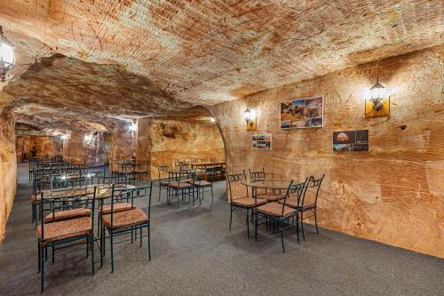 En restaurant eller et andet spisested på Coober Pedy Experience Motel