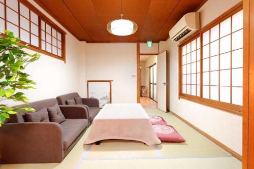 ein Wohnzimmer mit Sofa und Tisch in der Unterkunft 和風庵Wafuna 7min walk to Teradacho Loop Line Station in Osaka